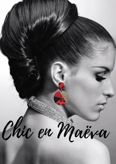 femme qui porte unu paire de boucles d'oreille en cuir modele Maeva en marqueterie de cuir