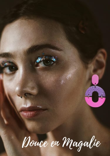 femme qui porte une paire de boucles d'oreille en cuir modèle Magalie