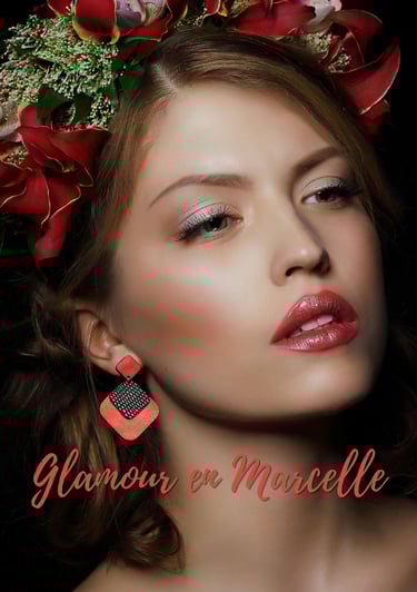 femme aui porte une paire de boucle d'oreilles en cuir modèle Marcelle 