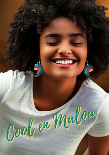 femme qui porte une paire de boucles d'oreille en cuir en marqueterie de cuir modèle Malou