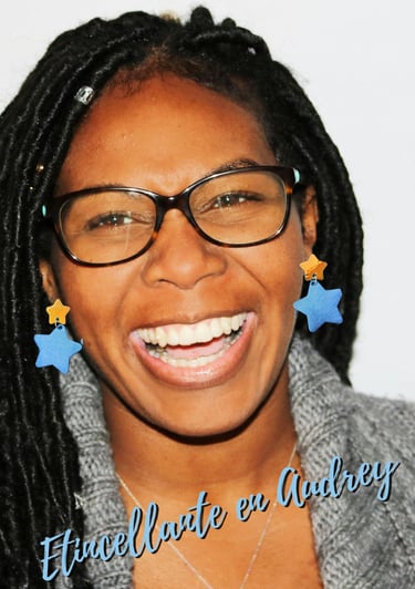 femme qui porte une paire de boucles d'oreille en cuir Modèle Audrey deux étoiles