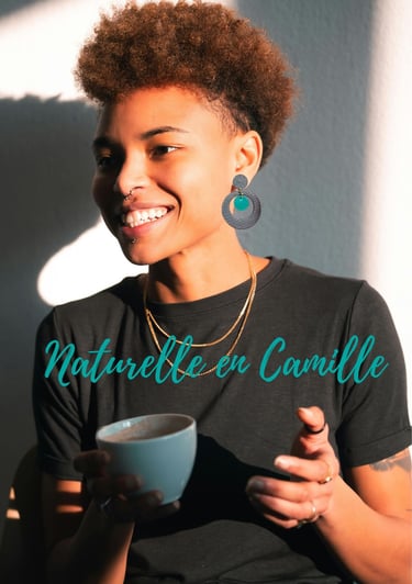 femme qui porte une paire de boucles d'oreille en cuir modèle Camille