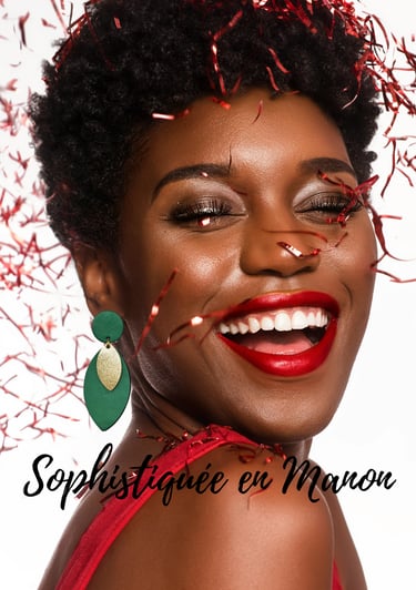 femme avec une paire de boucles d'oreilles en cuir modèle Manon