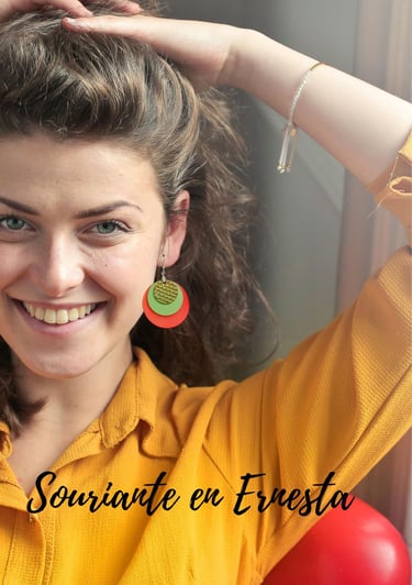 femme qui porte une paire de boucles d'oreille en cuir trois rond modèle Ernesta