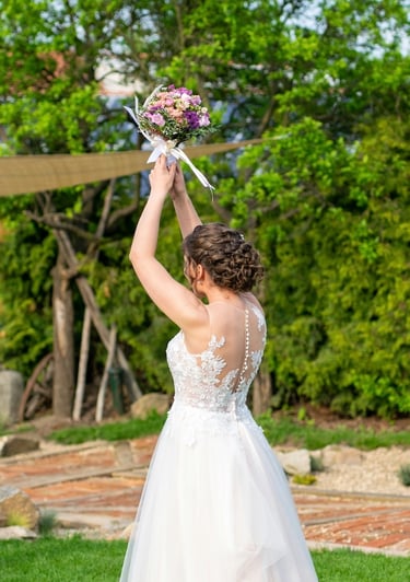 Lancer du bouquet par la mariée