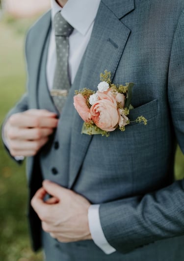 costume homme de mariage gris avec boutonnière pivoine
