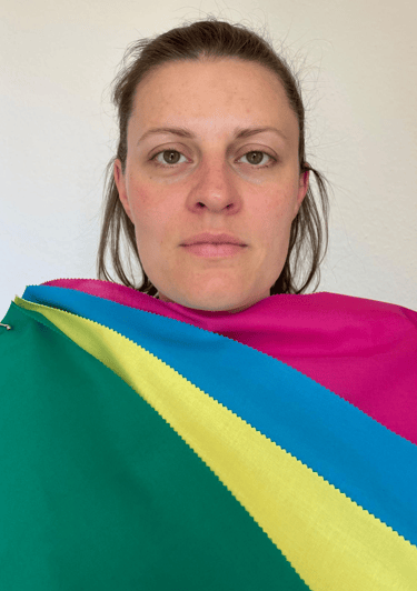 Klientin bei der Farbberatung in unpassenden Farben