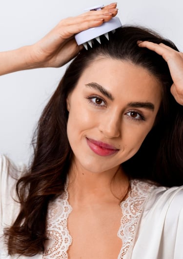 lady using a scalp massager scalp scrubber back2naturalness