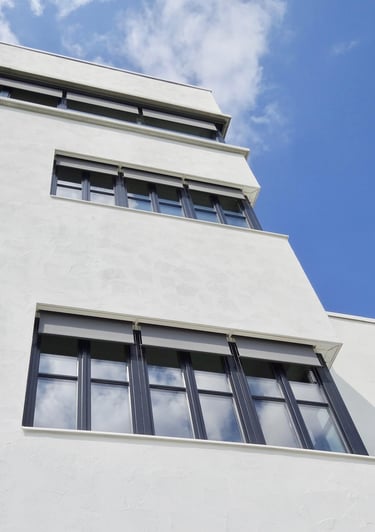 Immeuble blanc avec façade propre après entretien