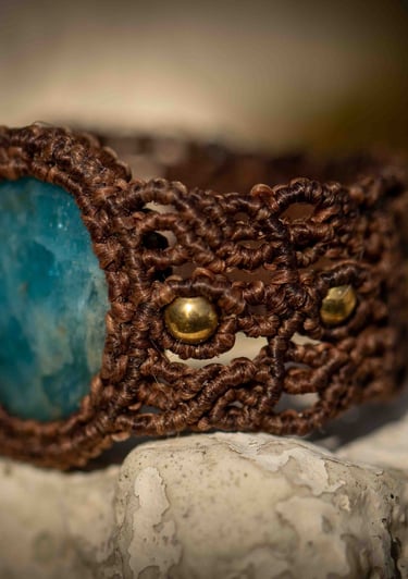 bijou micromacramé, pierre naturelle, matériaux naturels, artisanat éthique, fabriqué en France, fait main, apatite, tissage