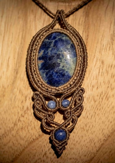 pendentif micro macramé, pierre bleue sodalite, fil plat marron clair, arabesques, élégance, art éthique, artisanat français