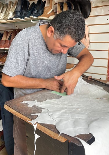 Zapatero en su taller artesanal en Naolinco de Victoria, Pueblo Mágico