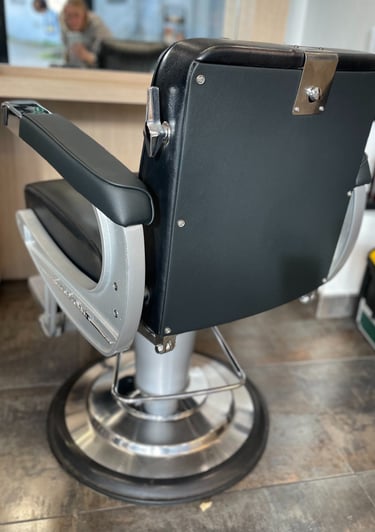 Fauteuil barbier noir réfection Kosy Atelier Tapissier