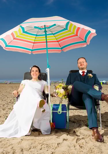 mariage- calais saint omer-couple-humour-sur-plage-glaciere-et-parasol-florent-studio-photographe-lille-le-touquet-paris-c