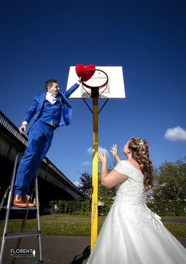 celebre-weeding-photographer-florent-marquise creatif-humour-avec-panneau-basket-et-coeur-rouge-florent-photographe-boulogne-