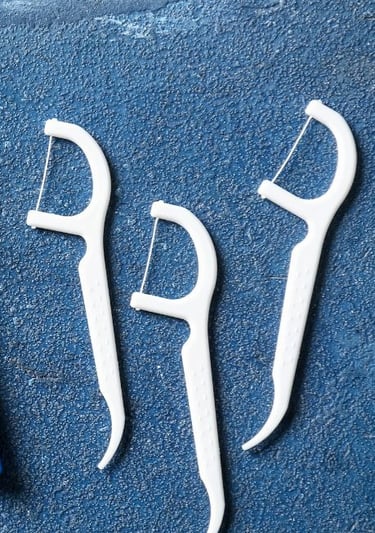 Floss pick with handle