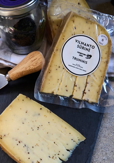Truminis sūris - nepasterizuoto pieno sūris su trumais, druska, fermentais ir pienarūgščiu raugu