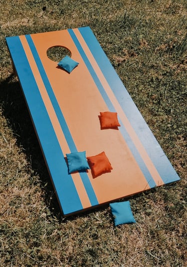 Cornhole žaidimas – žaidimų nuoma Klaipėdoje.