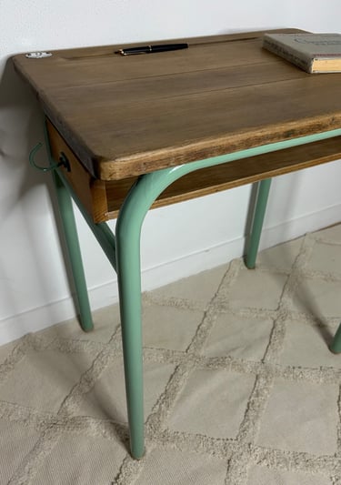 Bureau d'écolier repeint en vert, le plateau a été entièrement poncé et ciré .