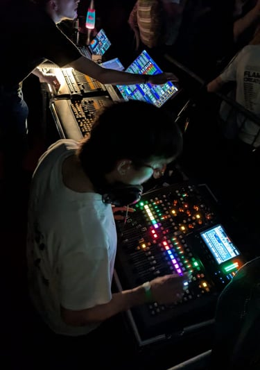 Licht und Tonmischpult, sowie Lichttechniker und Tontechniker