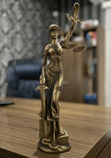 Estátua de Thêmis, símbolo da justiça, representando imparcialidade e equilíbrio no direito.