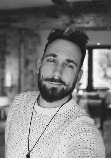 photo de l'artiste - illustrateur en noir et blanc