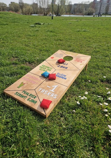 Cornhole su užduotimis žaidimas – žaidimų nuoma Klaipėdoje.