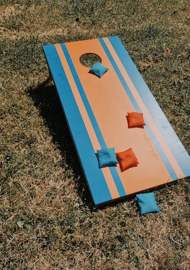 Cornhole žaidimas – žaidimų nuoma Klaipėdoje.