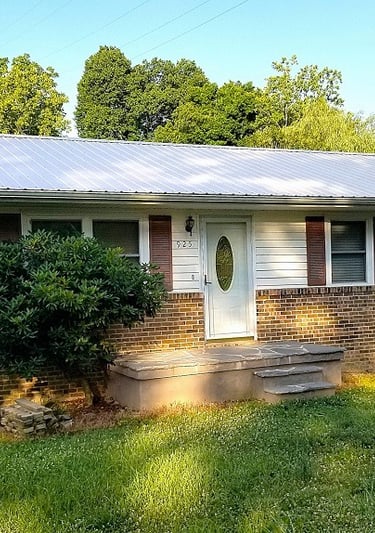 House wash in Greenville, Tn 37743 37745 near me by Bobs Pressure Washing LLC in Bulls Gap, Tn 37711 12