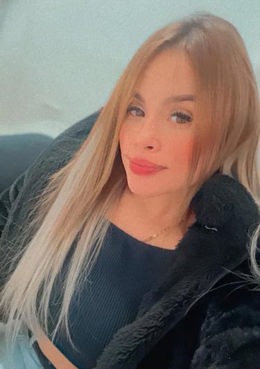 Rubia dulce y encantadora en Málaga, chica rubia mirando a cámara