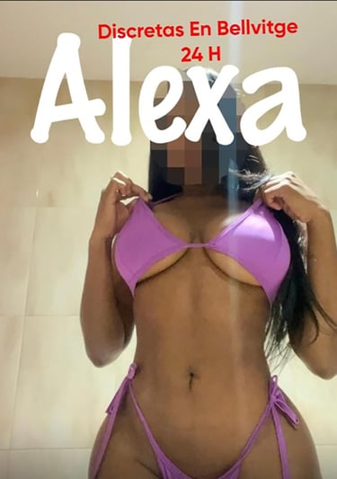 Chica escort morena con lencería sexy posando sensual en habitación de Bellvitge