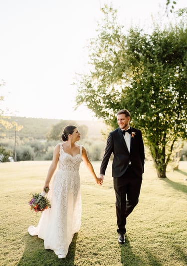 Sposi che passeggiano in giardino fotografo matrimonio Elegante Abruzzo