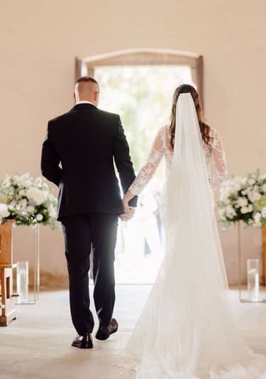 Sposi che percorrono la navata, matrimonio in Abruzzo