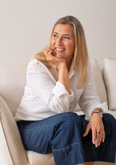 Juliette Viel souriante, vue de côté