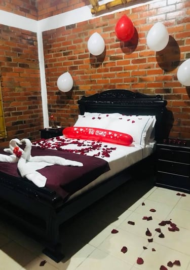 habitación decorada para fechas especiales en Hotel Palmas de Santa Helena Quimbaya Quindío
