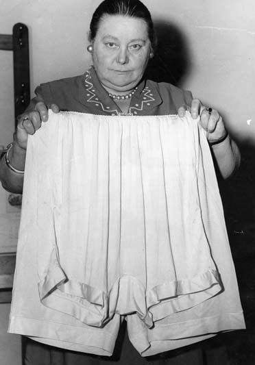 La députée néo-zélandaise Mabel Howard avec des bloomers en 1954.