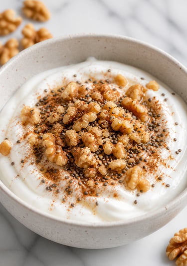 Bol de yogur griego con nueces, semillas de chía y canela