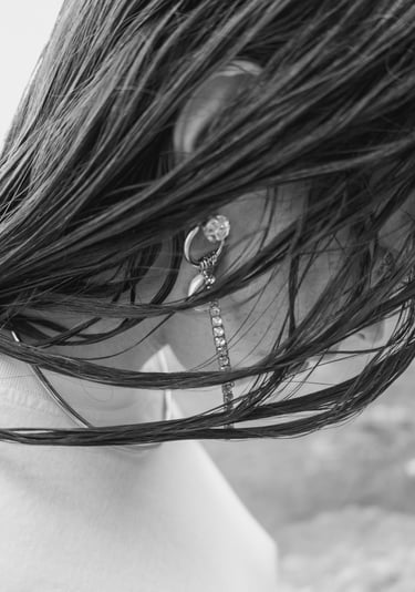photo publicitaire d'une femme avec boucle d'oreille et colier 