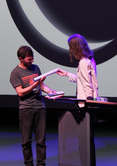 Cinematograph Ross Wisemann bekommt Geschenk für Mitarbeit