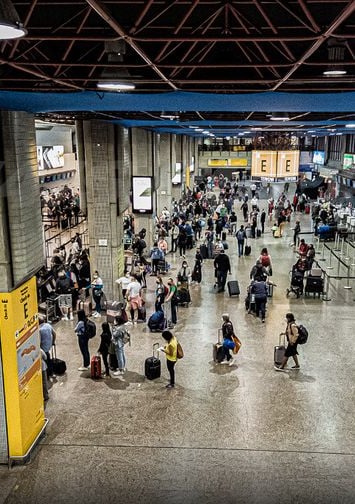 aeroporto de Guarulhos lotado de pessoas