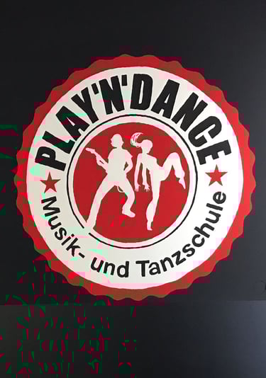 Logo einer Musik und Tanzschule an einer Wand Graffiti