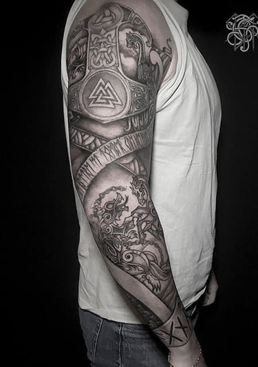 Tatouage bras complet viking illustrant le Ragnarok.