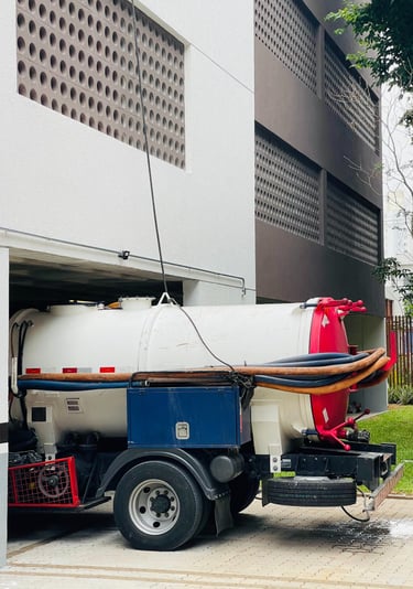 caminhão especial para sucção e hidrojateamento