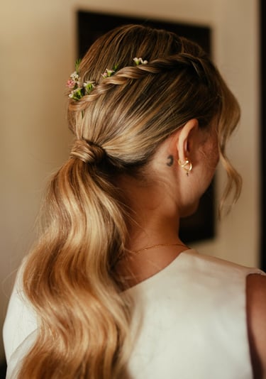 Beautiful natural ponytail for a bride with blonde hair