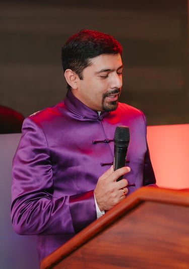 Hombre empresario con ropa china tradicional hablando por micrófono para una audiencia