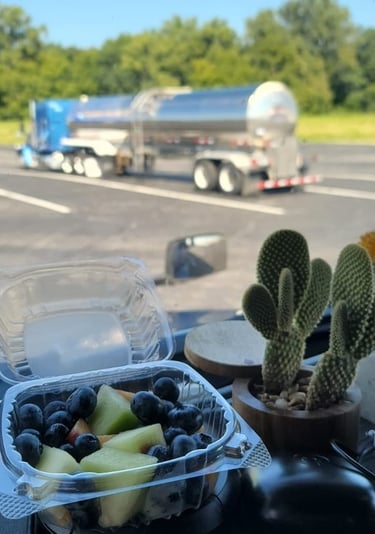 desayuno sobre la cabina de un camion en un rest area