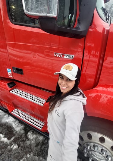 camionera en la nieve con un camion volvo rojo