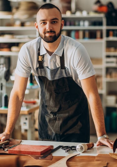 Empresario de confeccion de telas feliz