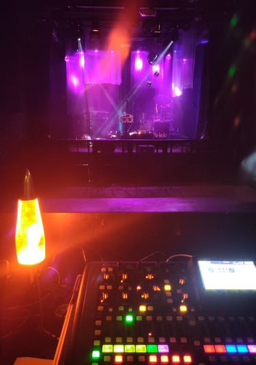 Mischpult vor Bühne