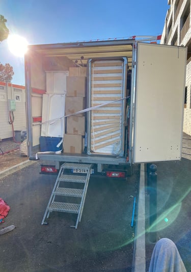 Cartons bien rangés dans une camionnette
